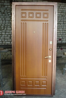 Входная квартирная дверь с фрезеровкой МДФ цвета миланский орех