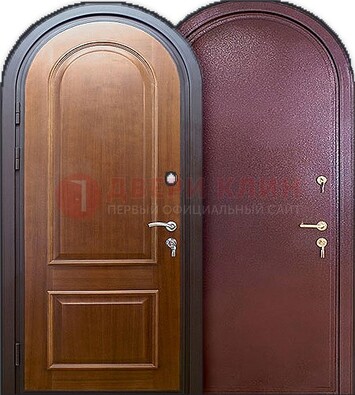 Железная арочная дверь с МДФ внутри ДА-14 в Саратове