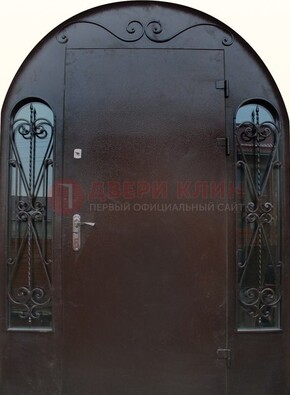 Арочная дверь со стеклом и ковкой ДА-16 под старину в Королеве