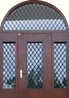 Крепкая стальная арочная дверь со стеклом и ковкой ДА-21 в Твери