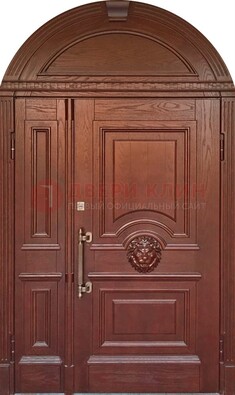 Коричневая арочная железная дверь с виноритом ДА-40 в Королеве