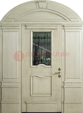 Белая входная дверь массив со стеклом и ковкой ДА-49 в Королеве
