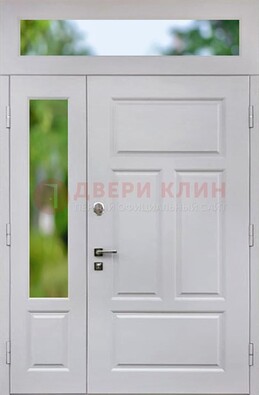 Белая полуторная железная дверь со стеклом и фрамугами ДФГ-10 в Омске