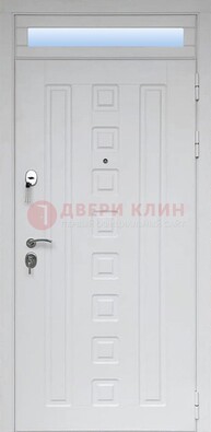 Белая металлическая дверь с фрамугой для коттеджа ДФГ-21 в Калуге