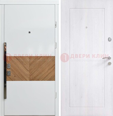 Белая железная дверь МДФ горизонтальной вставкой ДМ-265 в Королеве