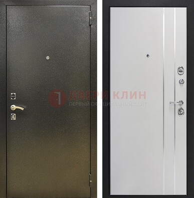 Железная темная дверь с порошковым покрытием и белая МДФ с молдингами  ДП-296 в Королеве