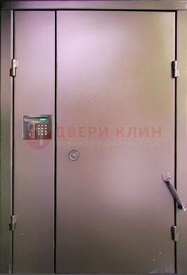Коричневая стальная дверь в подъезд ДПД-1 в Челябинске