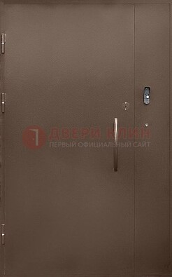 Коричневая металлическая подъездная дверь ДПД-2 в Серпухове