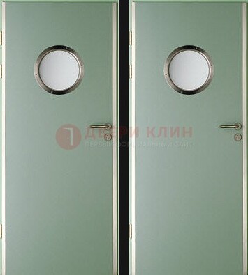 Зеленая железная противопожарная дверь со стеклянной вставкой ДПП-11 в Казани