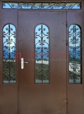 Железная парадная дверь со стеклом и ковкой ДПР-16 для общественных зданий в Королеве
