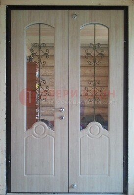 Парадная дверь со стеклянными вставками и ковкой ДПР-23 в деревянный дом в Королеве