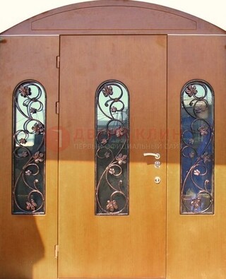 Парадная дверь со стеклянными вставками и ковкой ДПР-28 в общественное здание в Королеве
