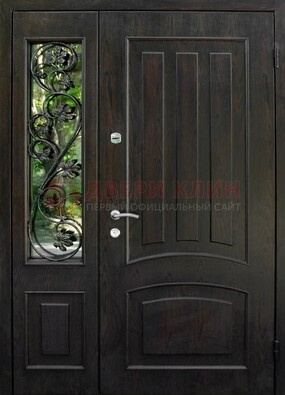 Парадная дверь со стеклянными вставками и ковкой ДПР-31 в кирпичный дом в Королеве