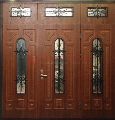 Парадная дверь с металлическими вставками и ковкой ДПР-72 в дом в Королеве