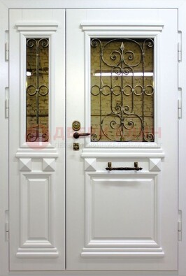 Белая парадная металлическая дверь со стеклом и ковкой ДПР-83 в Королеве