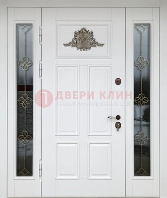 Белая входная парадная дверь со стеклом и ковкой ДПР-92 в Красноармейске