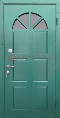 Зеленая стальная дверь со стеклом для дома ДС-28 в Королеве