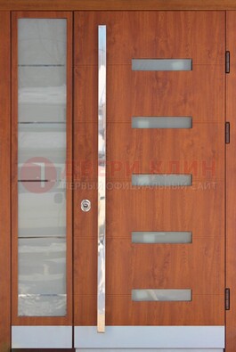 Коричневая металлическая дверь со стеклом ДС-72 в Королеве
