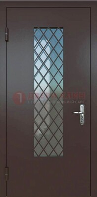 Темная металлическая дверь с решеткой и стеклом ДС-7 в Гатчине