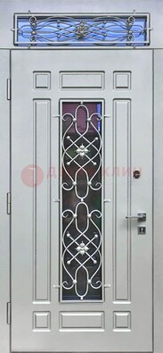 Белая железная дверь со стеклом и ковкой с верхней фрамугой ДСК-112 в Королеве
