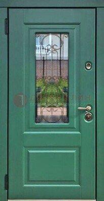 Зеленая металлическая дверь со стеклом и ковкой ДСК-113 в Волхове