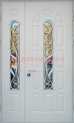 Распашная стальная дверь со стеклом и ковкой в белом цвете ДСК-120 в Ставрополе
