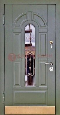 Уличная дверь со стеклом и ковкой в зеленом цвете ДСК-121 в Королеве