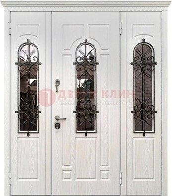 Белая распашная стальная дверь со стеклом и ковкой ДСК-125 в Королеве