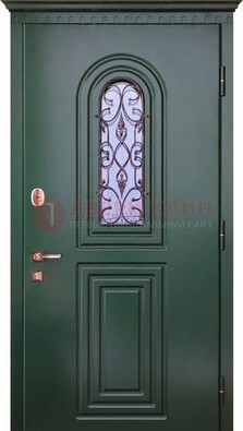 Темно-зеленая входная дверь со стеклом и ковкой ДСК-129 в Королеве