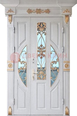 Белая полуторная железная дверь со стеклом ковкой ДСК-135 в Королеве