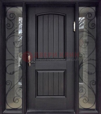 Черная уличная дверь со стеклом и ковкой фрамугами ДСК-140 в Королеве