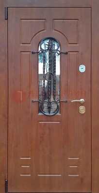 Темная железная дверь со стеклом и ковкой в коричневом цвете ДСК-154 в Троицке
