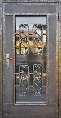 Коричневая наружная дверь порошок со стеклом и ковкой ДСК-160 в Королеве