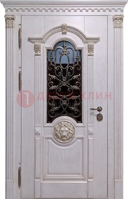 Белая входная дверь массив дуба со стеклом и ковкой для дома ДСК-176 в Королеве
