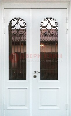 Белая стальная дверь стекло с ковкой и филенкой ДСК-201 в Королеве