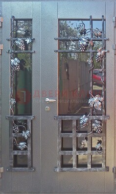Распашная уличная дверь Порошок со стеклом и ковкой ДСК-221 в Королеве