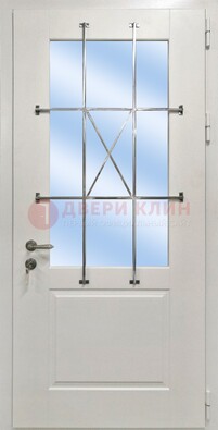Белая простая железная дверь Винорит со стеклом и ковкой ДСК-257 в Королеве