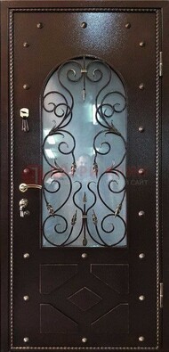 Влагостойкая дверь со стеклом и ковкой с декором ДСК-37 в Гатчине