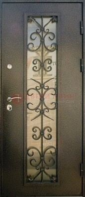 Входная дверь Дверь со стеклом и ковкой черного цвета ДСК-76 для веранды в Королеве