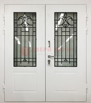 Белая двухстворчатая уличная дверь Винорит со стеклом ДСТ-4 в Гатчине