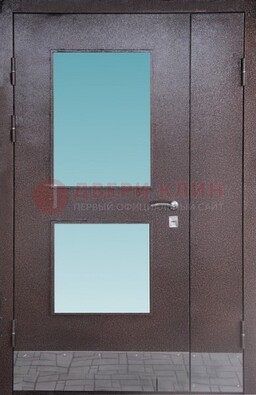 Коричневая тамбурная дверь со стеклянными вставками ДТМ-21 в Королеве