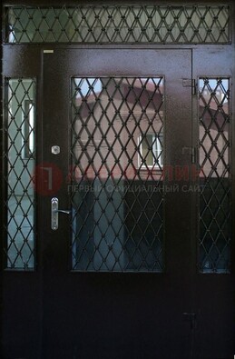 Коричневая тамбурная дверь со стеклянными вставками и ковкой ДТМ-32 в Королеве