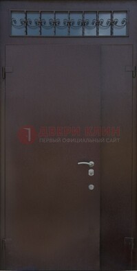 Коричневая тамбурная дверь со стеклянными вставками и ковкой ДТМ-39 в Кудрово