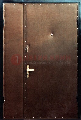 Коричневая тамбурная дверь с оформлением ДТМ-40 в Чехове