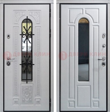Белая стальная дверь с виноритом и ковкой снаружи ДВТ-197 в Королеве