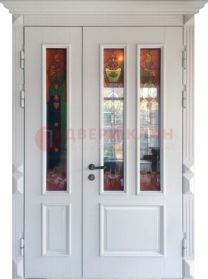 Белая полуторная металлическая дверь с витражом ВЖ-12 в Мурино
