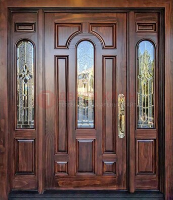 Железная классическая дверь с массивом дуба и витражом ВЖ-18 в Гатчине