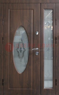 Коричневая двухстворчатая железная дверь с МДФ и витражом ВЖ-33 в Королеве